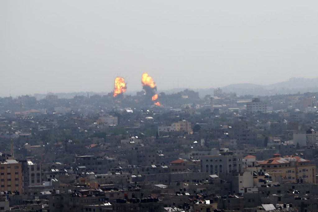 Las explosiones en aumentan por los ataque de las fuerzas israelíes en la ciudad de Gaza. Foto AP