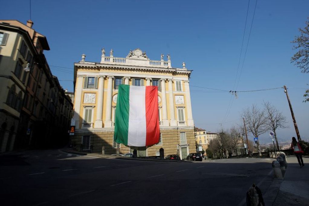 Una bandera gigante de Italia cuelga de la fachada del Palazzo Medolago Albani en Bérgamo Alta, la parte superior de la ciudad declarada Patrimonio de la Humanidad. (AP Photo/Luca Bruno)