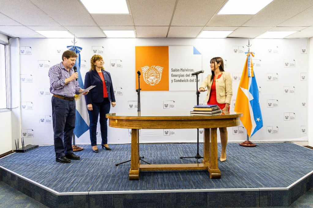 El gobernador Melella tomó juramento a Karina Fernández como nueva ministra de Trabajo y Empleo.