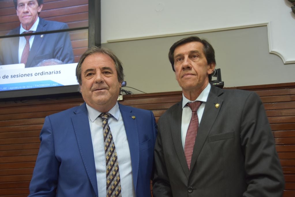 En su carácter de titular de la Legislatura, el vicegobernador Alberto Bernis recibió al gobernador Sadir en el recinto de sesiones para invitarlo a pronunciar su mensaje.