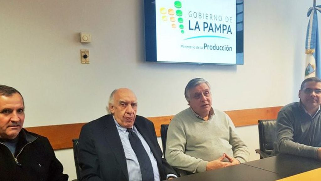 La firma de la ampliación del crédito se efectuó en el Ministerio de la Producción (Gobierno de La Pampa)