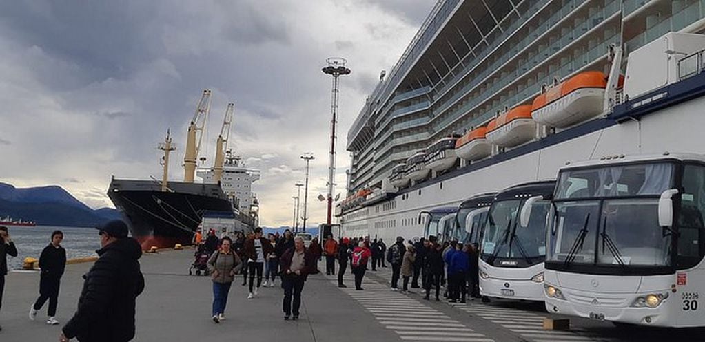 Crucero de gran porte amarrado en Ushuaia (31/12/2018 Ushuaia)