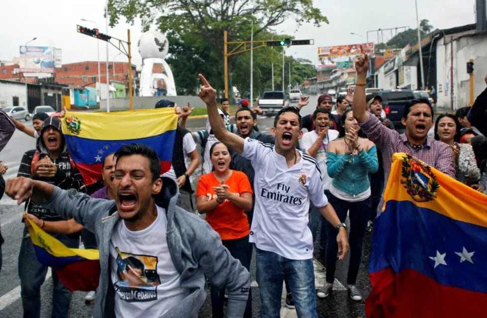 Opposition supporters shout slogans during a protest against Venezuelan President Nicolas Maduro's government in San Cristobal, Venezuela March 31, 2017. REUTERS/Carlos Eduardo Ramirez