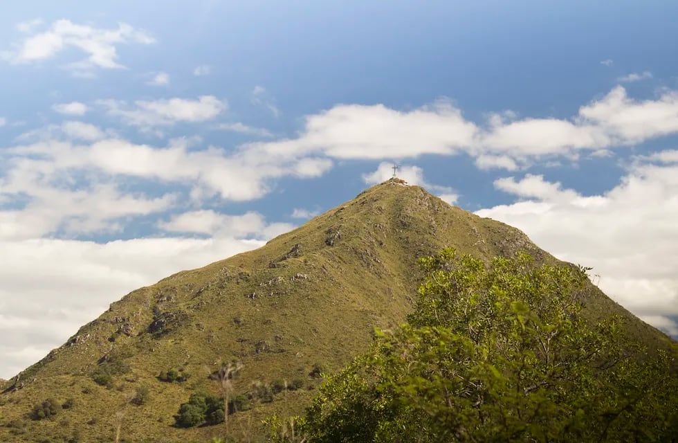El Pan de Azúcar​ es un cerro ubicado en la Sierras Chicas. Tiene una altura de 1.290 metros, en su cúspide posee una cruz de grandes dimensiones y una aerosilla, de poco más de 1000 metros para ascender hasta la cima.​ (Wikipedia)