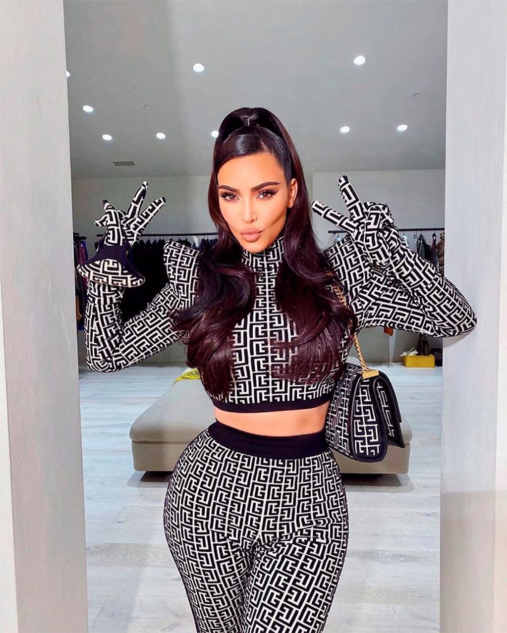 Kim Kardashian usando el polémico atuendo.