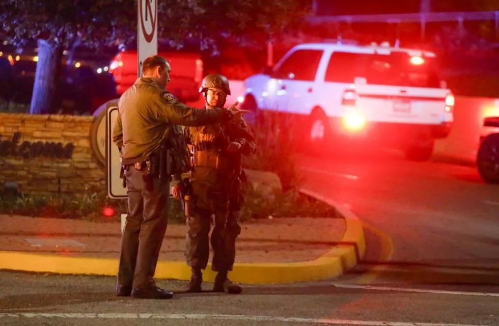 Un total de 13 personas murieron en el ataque contra un bar en la localidad californiana de Thousand Oaks. Foto: Ringo Chiu/Zuma Press/dpa.
