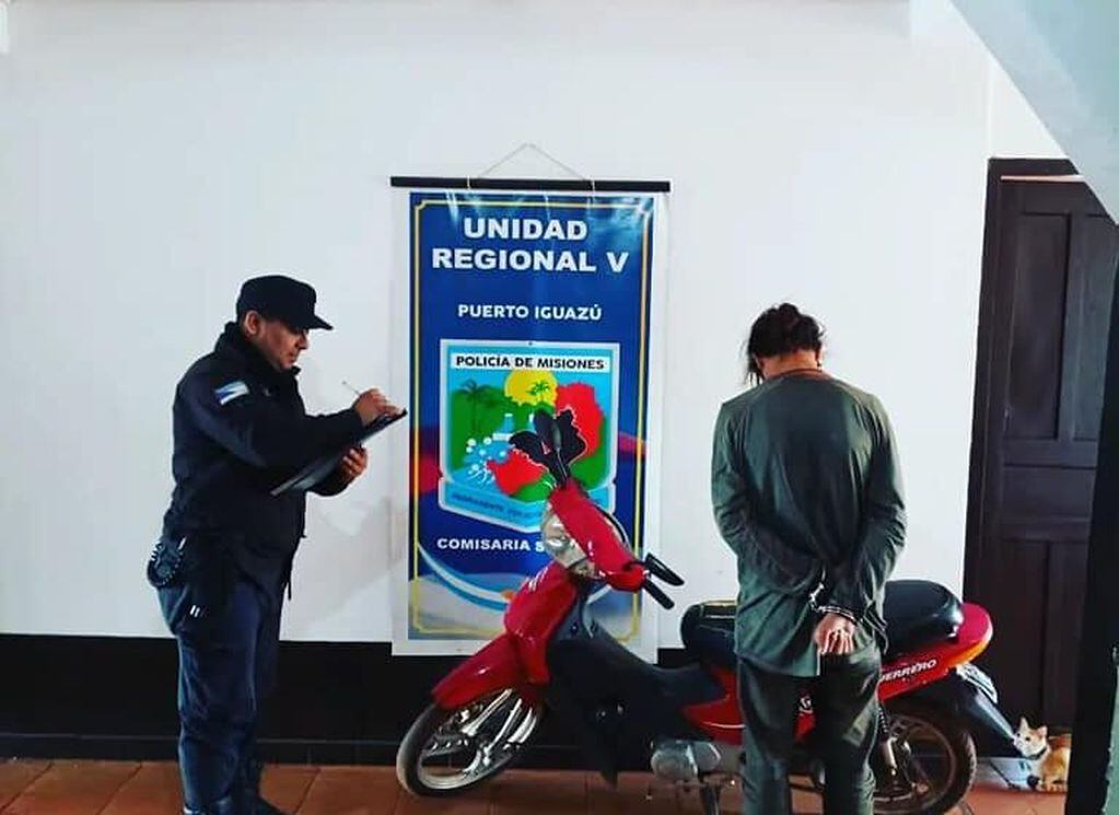 Policías recuperaron una motocicleta robada en Puerto Iguazú.