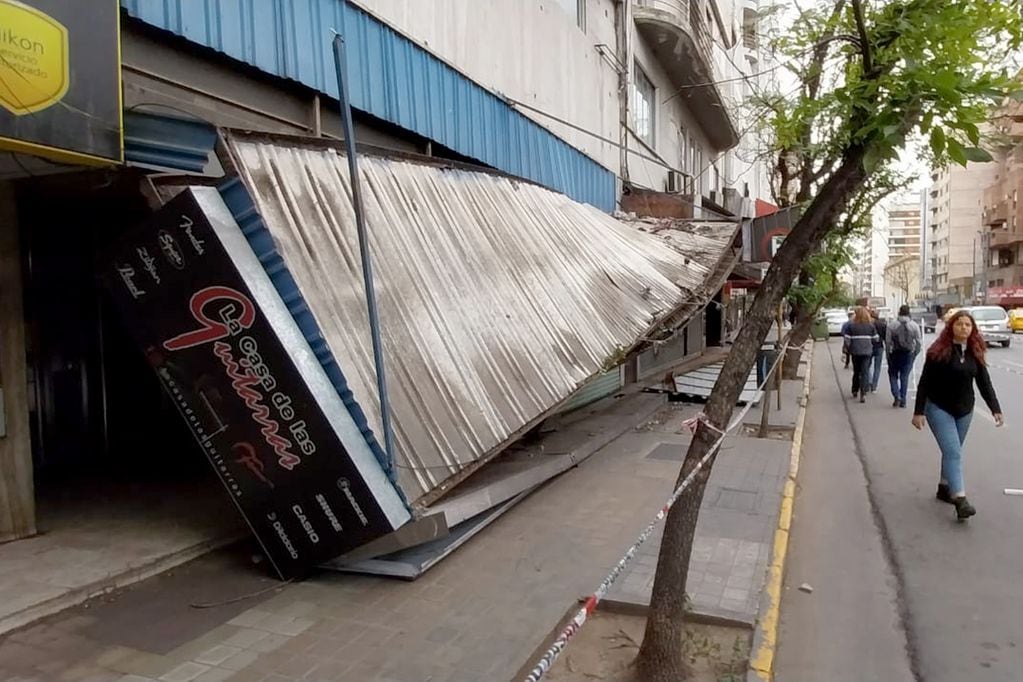 Fuertes vientos dejaron varias estructuras rotas en el centro de la ciudad de Córdoba. (Pedro Castillo / La Voz)