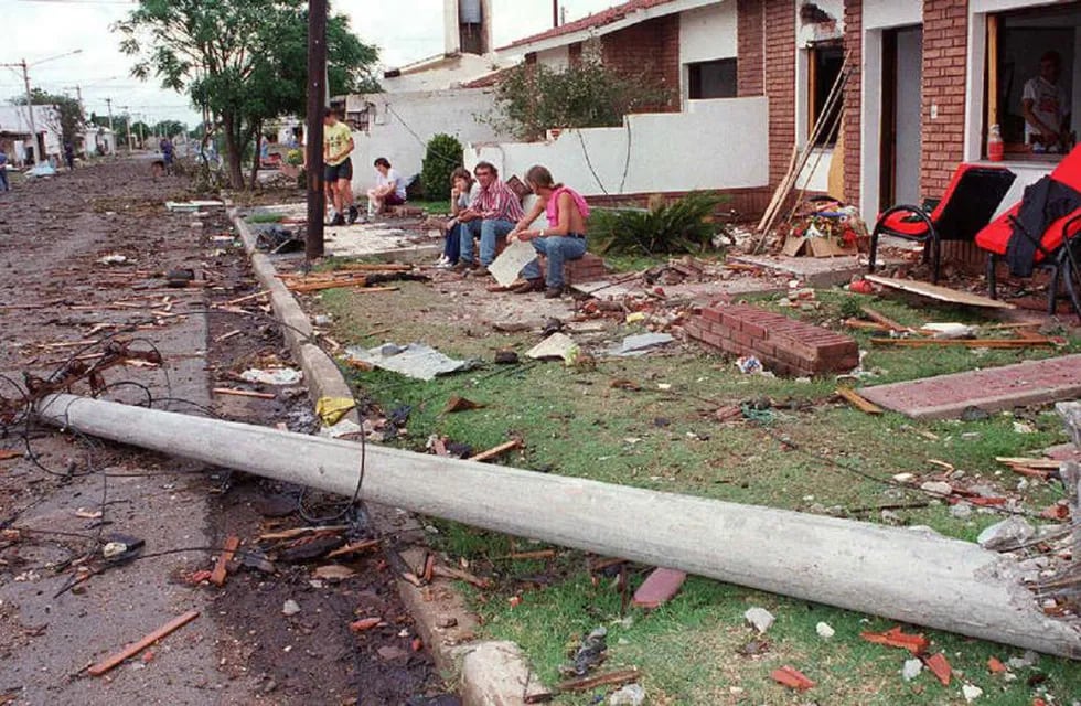 RÍO TERCERO. Una de las imágenes tras la explosiónn de la fábrica militar (La Voz / Archivo).)