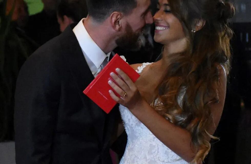 Lionel Messi y Antonela Roccuzzo saludan a la prensa poco despuu00e9s de haber contraido matrimonio en Rosario  Argentina en el hotel city center el 30/06/2017 \r\n\r\nfoto: Jose Granata/telam/dpa rosario santa fe lionel messi Antonella Roccuzzo fiesta casamiento del futbolista argentino saludo de la pareja recien casados casada jugador de futbol con su esposa