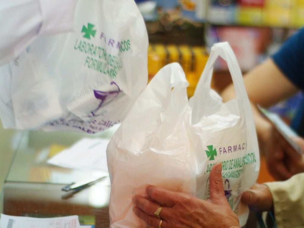 Comienzan a retirar bolsas plásticas de farmacias rosarinas