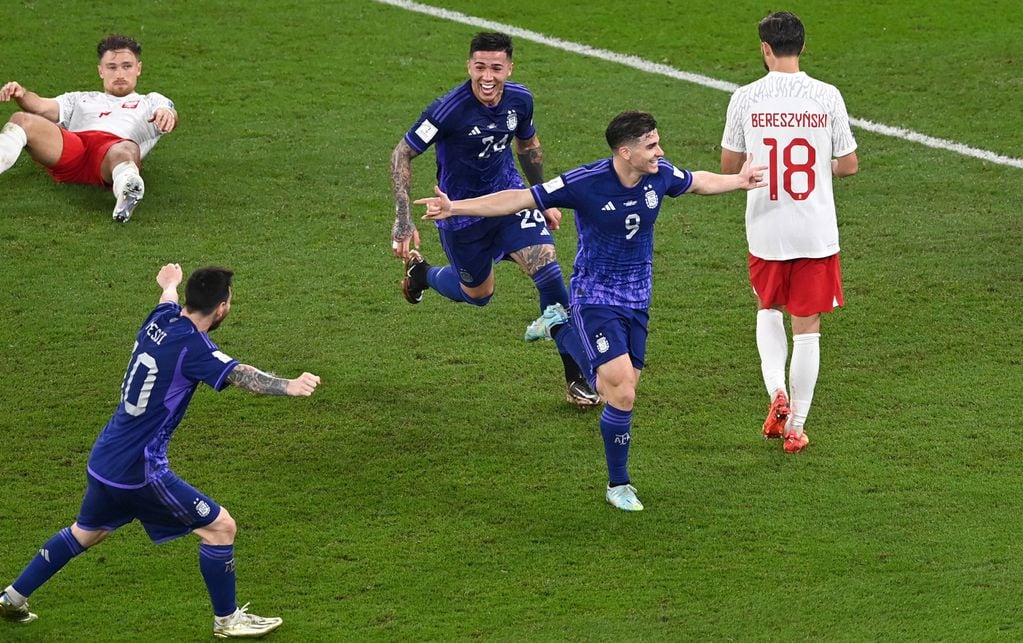 Julián Álvarez se ganó la titularidad cuando Argentina venció 2 a 0 a Polonia por la tercera fecha del Grupo C en el Mundial de Qatar 2022. Foto: EFE