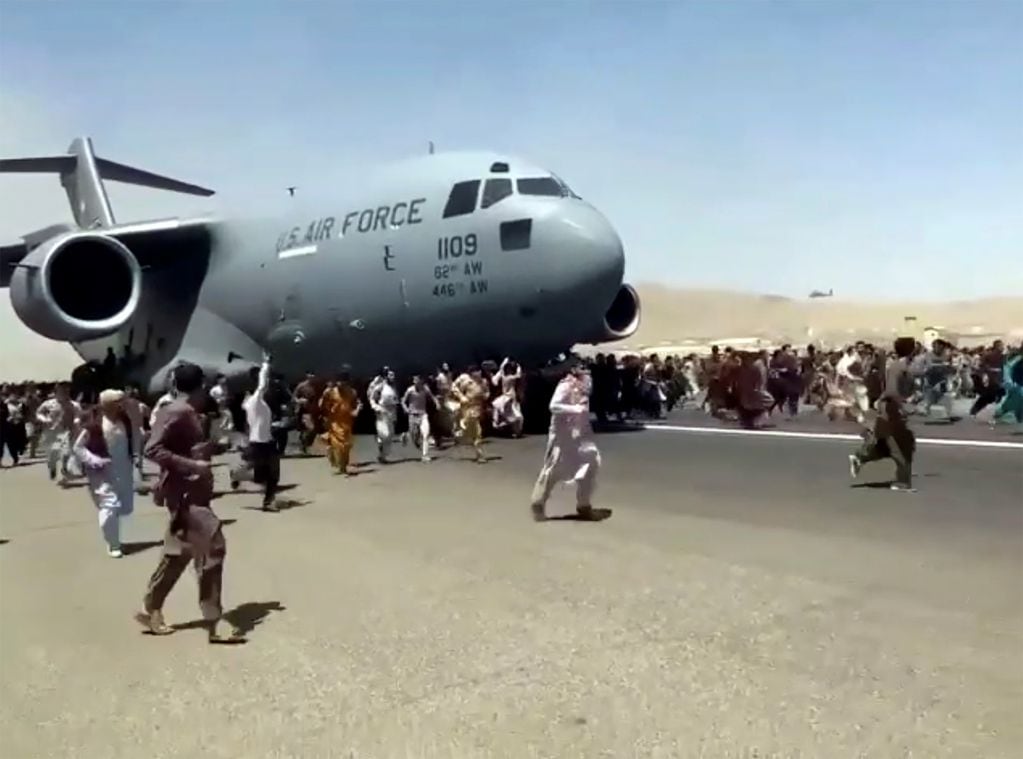 Una multitud en el aeropuerto de Kabul buscando escapar de Afganistán