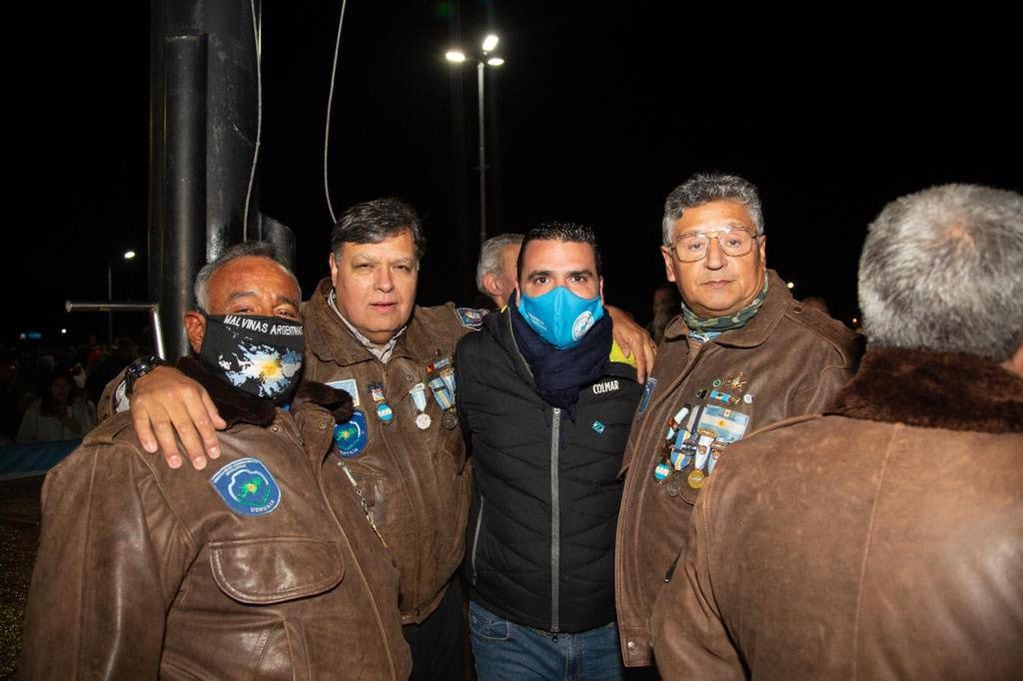 Vigilia multitudinaria en Plaza Malvinas por los 40 años de la Gesta de Malvinas.