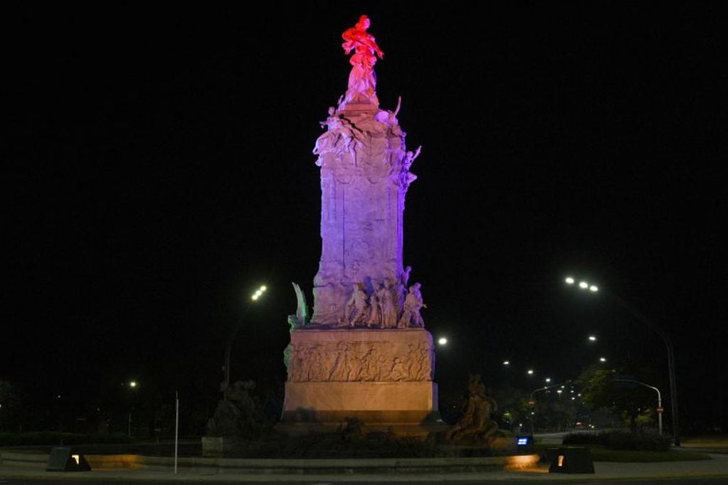 El "Monumento a la Carta Magna y las Cuatro Regiones Argentinas" se ilumina con los colores del arcoíris para celebrar el décimo aniversario de la legalización del matrimonio entre personas del mismo sexo en el país.(Juan Mambromatta / AFP)