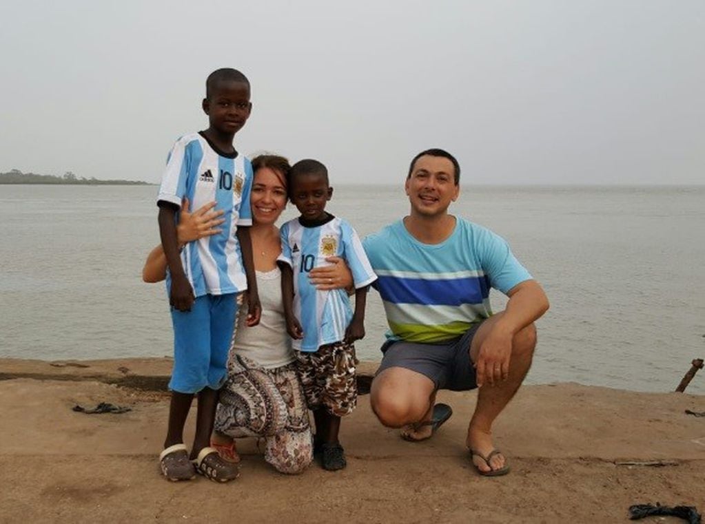 La nueva familia mendocina: Marianela y Gustavo  junto a sus hijos, Agostinho y Edimilson.