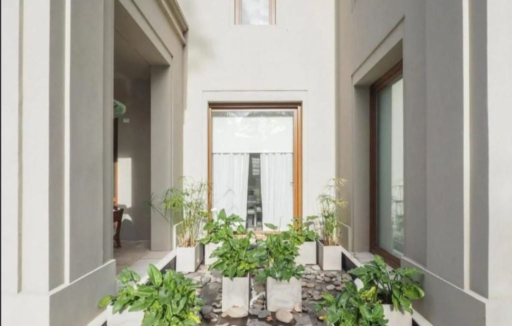 La casa de Lali Espósito cuenta con un jardín interno.