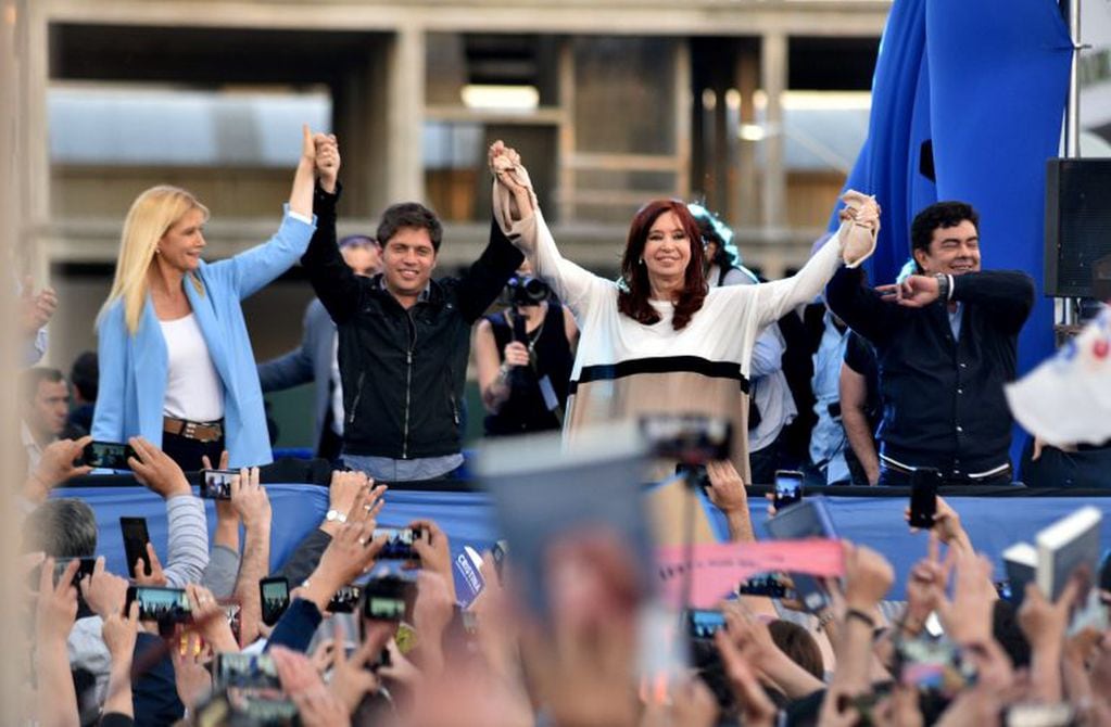 Veronica Magario, Axel Kicollof, Cristina Kirchner y Fernando Espinoza, candidatos del Frente de Todos. (Foto:HO / Cristina Fernandez de Kirchner's Press service / AFP)