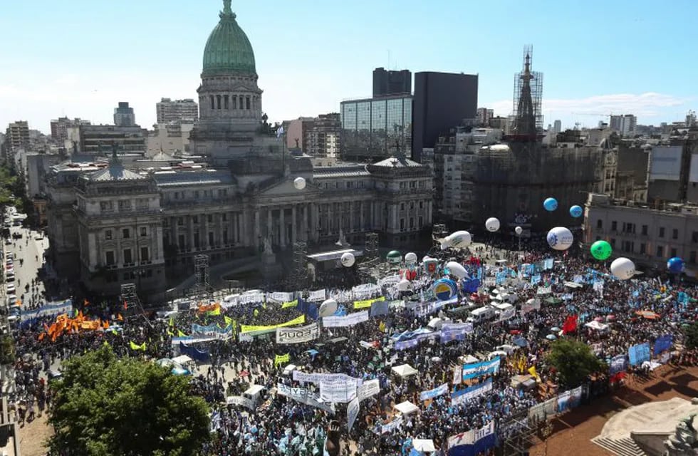 BS01. BUENOS AIRES (ARGENTINA) 18/11/2016.- Miles de argentinos participan de una concentración en la plaza del Congreso argentino hoy, viernes 18 de noviembre de 2016, en Buenos Aires (Argentina). La Confederación General del Trabajo (CGT), la mayor cent