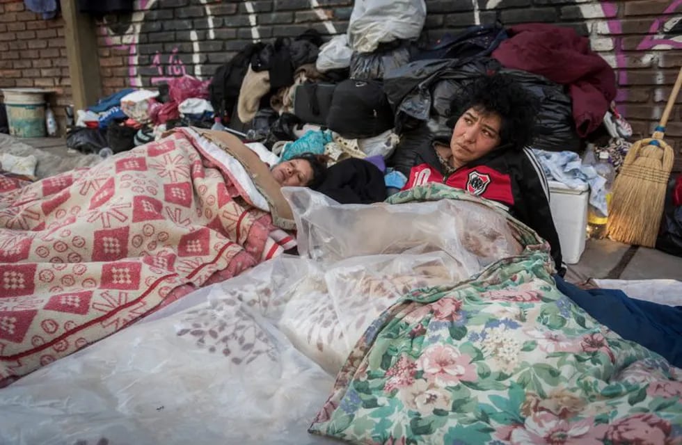 Personas en situación de calle en la Terminal de Mendoza. (Foto: Ignacio Blanco/ Los Andes)