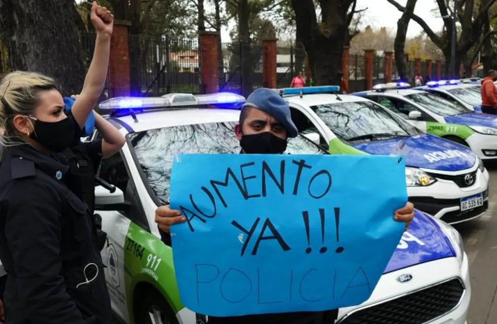 La Policía bonaerense protesta en la Quinta de Olivos. (Foto: Clarín)