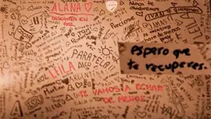 El pupitre que compartían Iván y Leila y los mensajes que les dejaron sus compañeros. (Captura video El País)