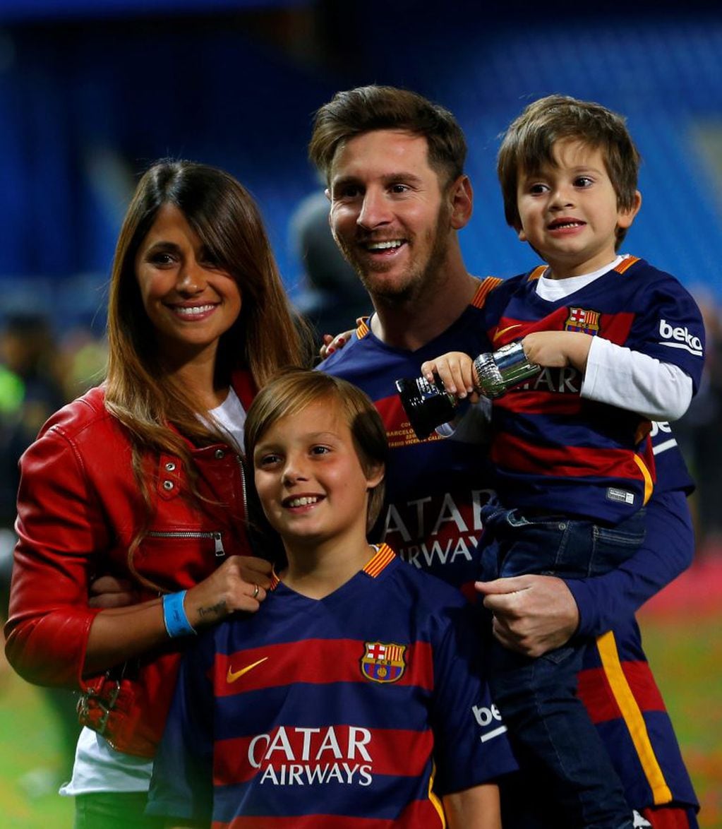festejo festejos futbolistas jugadores equipo campeon campeones torneo
Barcelona's Lionel Messi, carrying his son, posses for a photo with his wife Antonella Roccuzzo as they celebrate after winning the final of the Copa del Rey soccer match between FC B