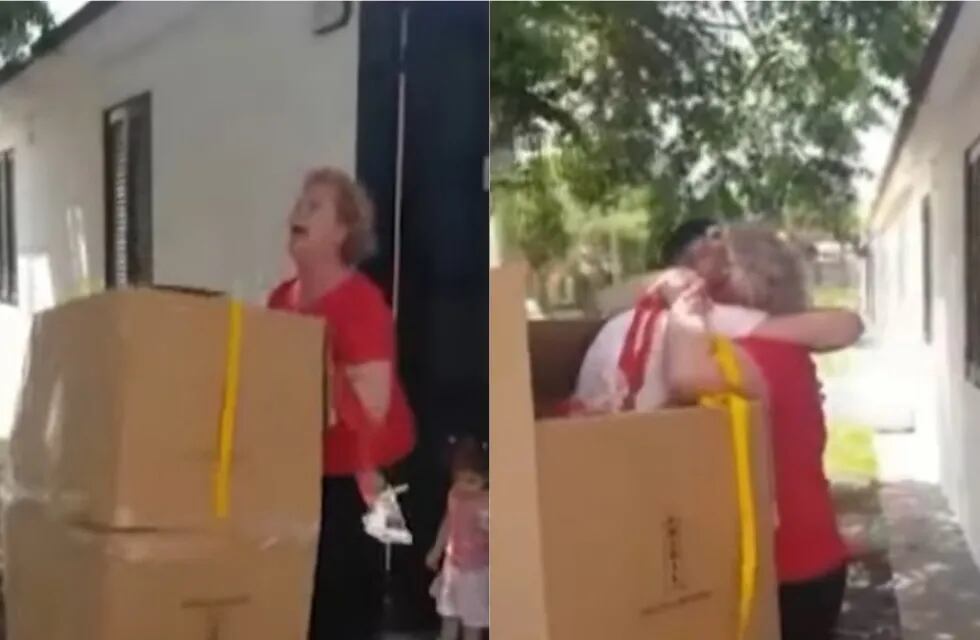 El joven se escondió en una caja para sorprender a su mamá.