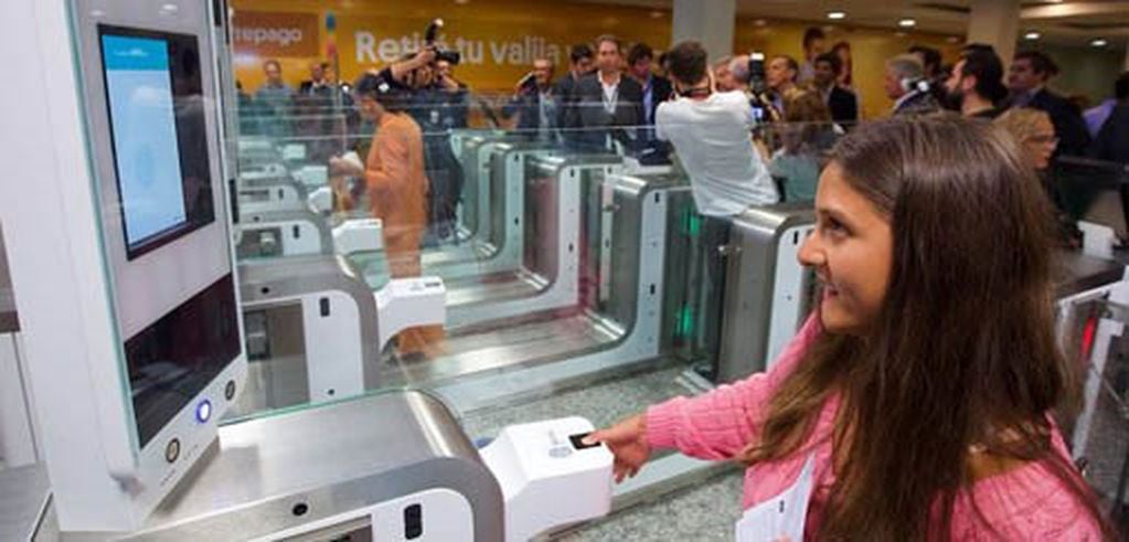 El control biométrico mejorará la identificación de quienes cruzan a Brasil desde Iguazú. (Radio Nacional)