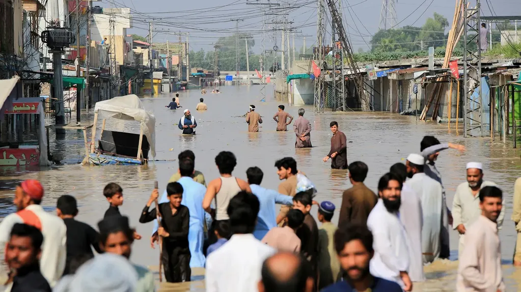 Más de 1/3 del territorio en Pakistán está bajo el agua por las inundaciones. 