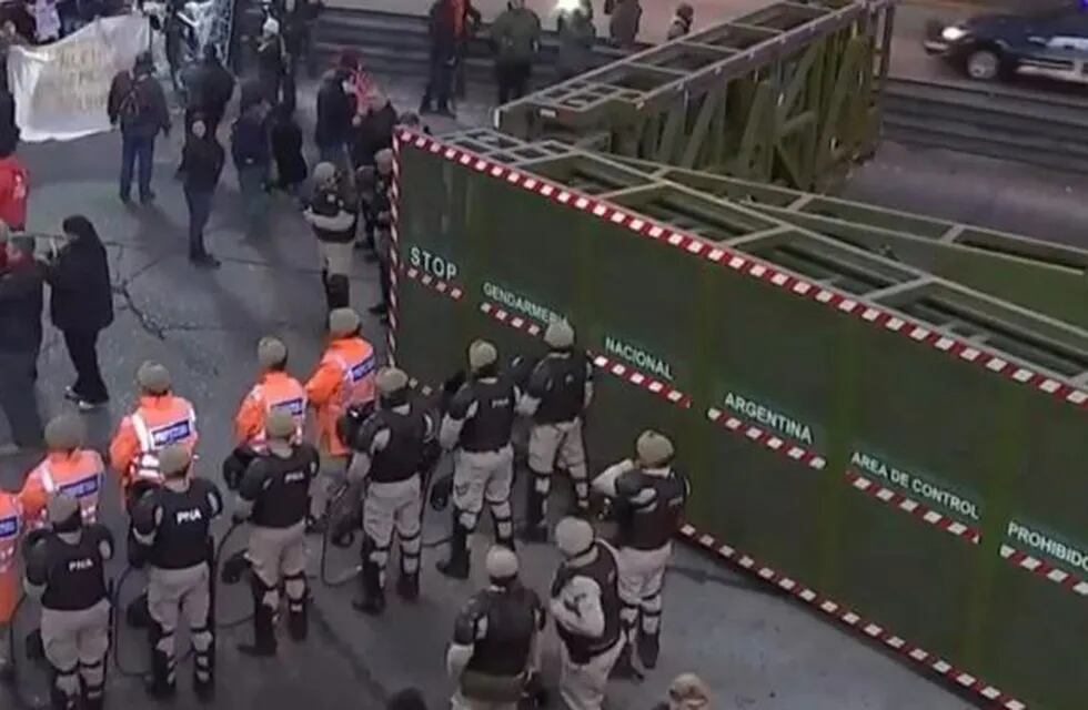 Trabajadores de una fábrica se manifiestan cortando la subida del Puente Pueyrredón