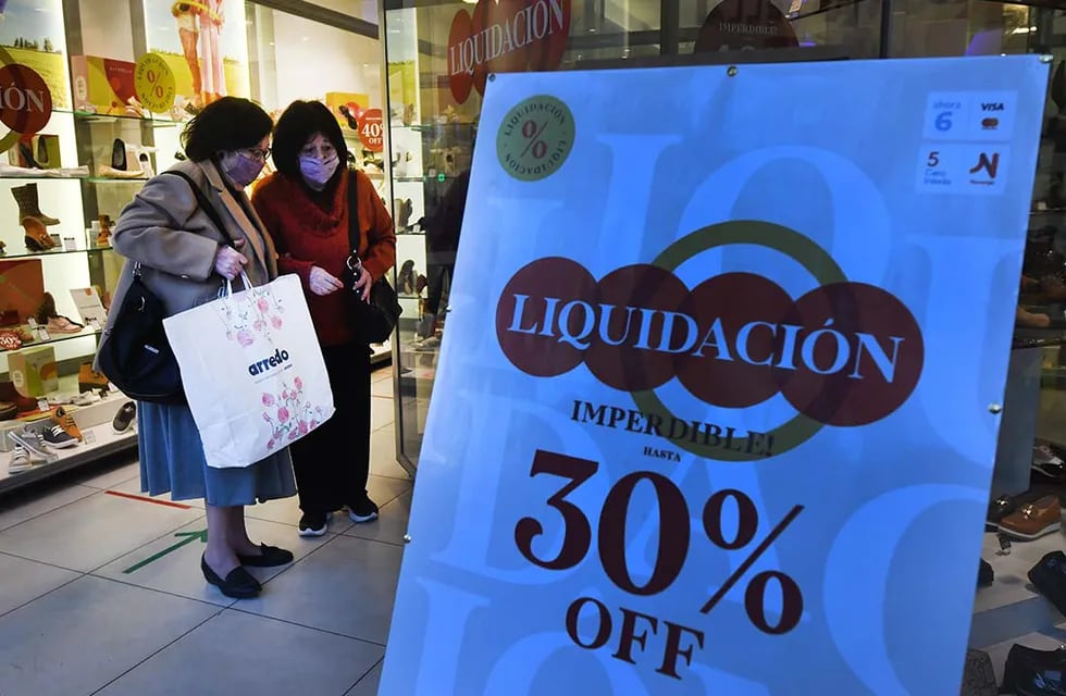 Ofertas y liquidaciones para acelerar el consumo. (Foto: José Gutierrez / Los Andes)