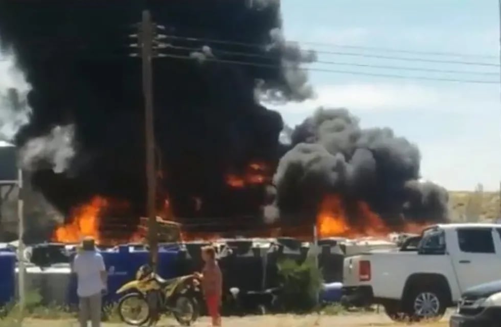 Se incendió una empresa de tanques de agua