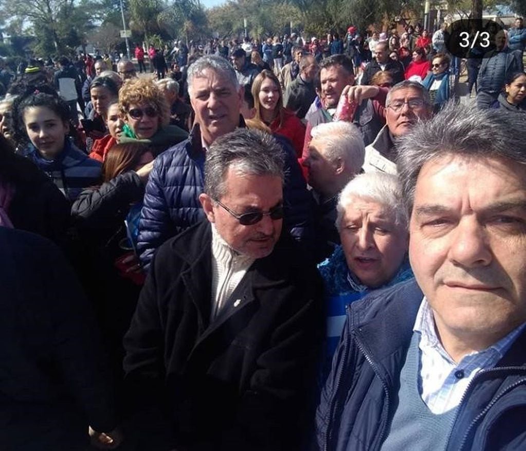 Macri en Monte Cristo: los intendentes de Villa Santa Rosa, Río Primero y Piquillín, acompañaron al mandatario nacional.