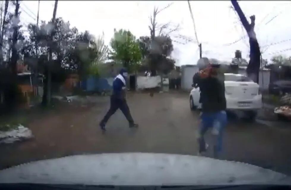 En Adolfo Sordeaux, dos delincuentes le robaron a un hombre que llegaba a su casa y le apuntaron con el arma pero no dispararon (Captura Youtube)