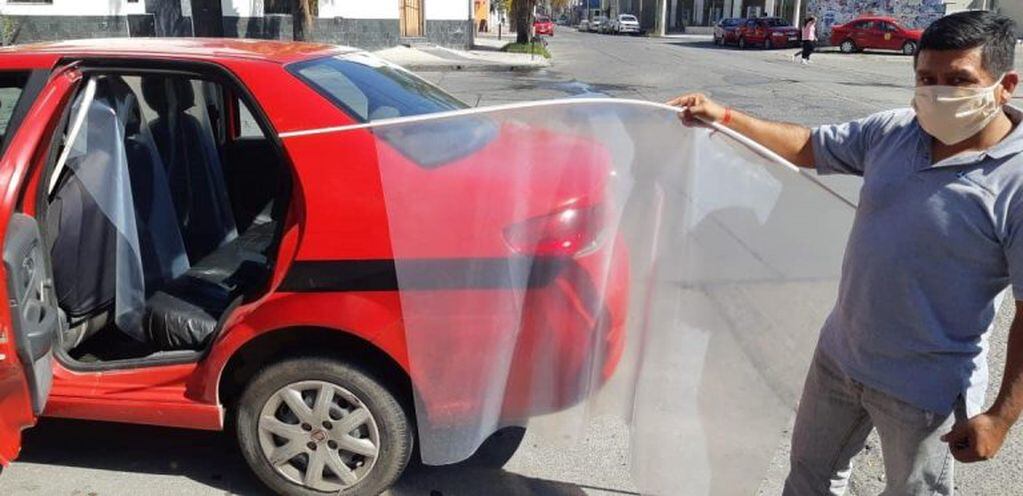 Taxistas instalan placas divisorias en sus unidades (Facebook El Salteño al Día)