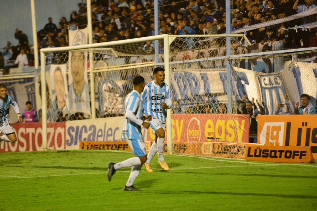 Facundo Rivero, de penal, marcó el 1-0 de Racing ante Quilmes por la fecha 13 de la Zona A de la Primera Nacional. (Javier Ferreyra / La Voz)