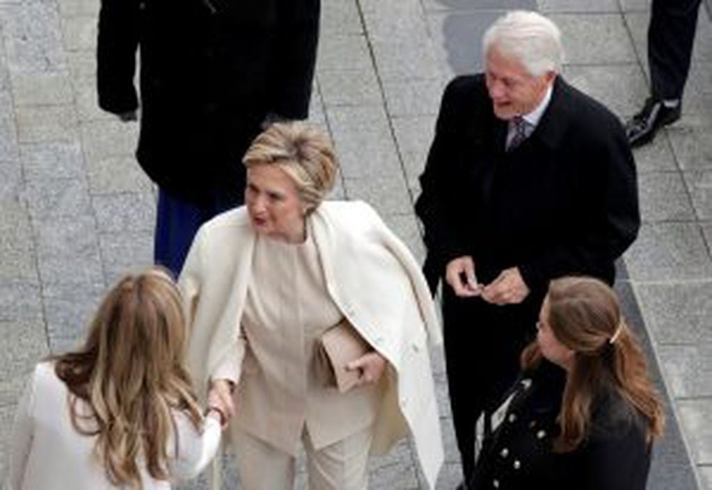 Former President of the United States Bill Clinton and former Secretary of State Hillary Clinton arrive near the east front steps of the Capitol Building before President-elect Donald Trump is sworn in at the 58th Presidential Inauguration on Capitol Hill in Washington, D.C., U.S., January 20, 2017. REUTERS/John Angelillo/Pool