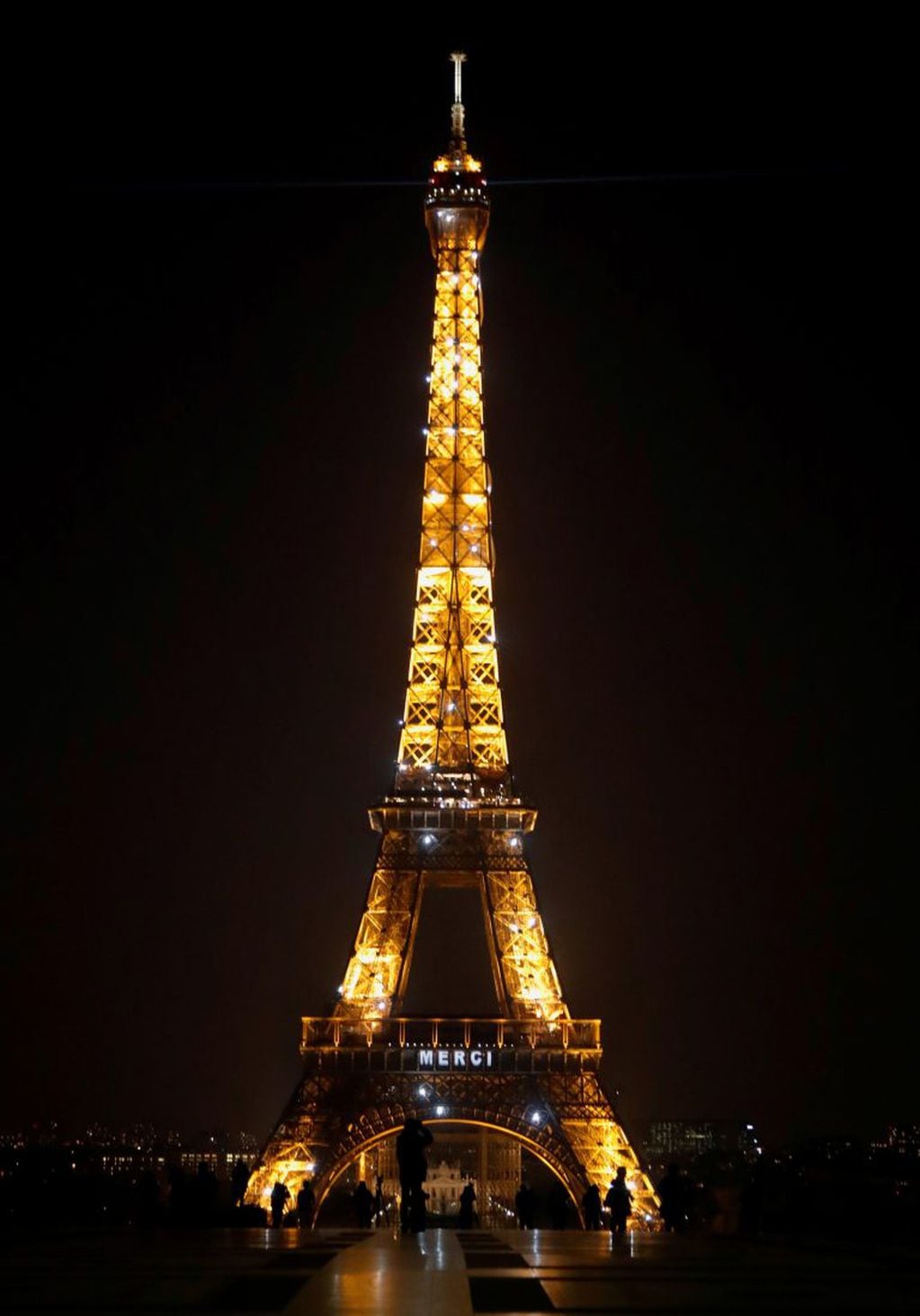 La Torre Eiffel se iluminó para homenajear a quienes luchan contra la pandemia (Foto: Charles Platiau/REUTERS)