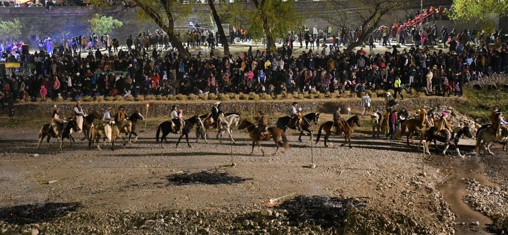 Una multitud se congregó este lunes por la noche a lo largo del Parque Lineal Xibi Xibi para presenciar la recreación del Éxodo Jujeño.