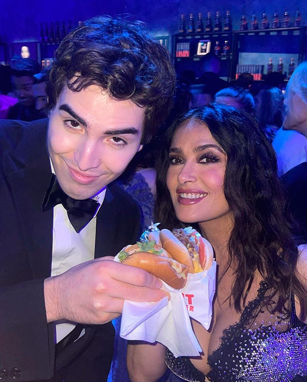 Salma Hayek disfrutó de su hamburguesa en la fiesta tras los Oscar