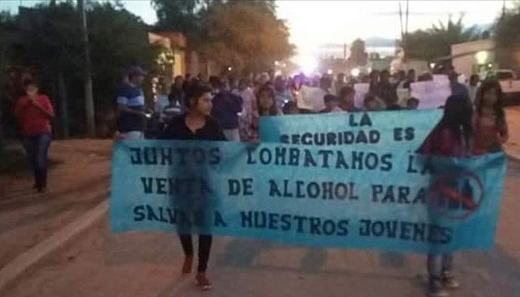 Marcha de comunidades wichí por el cece de la venta de alcohol etílico y nafta a los jóvenes. (Web)