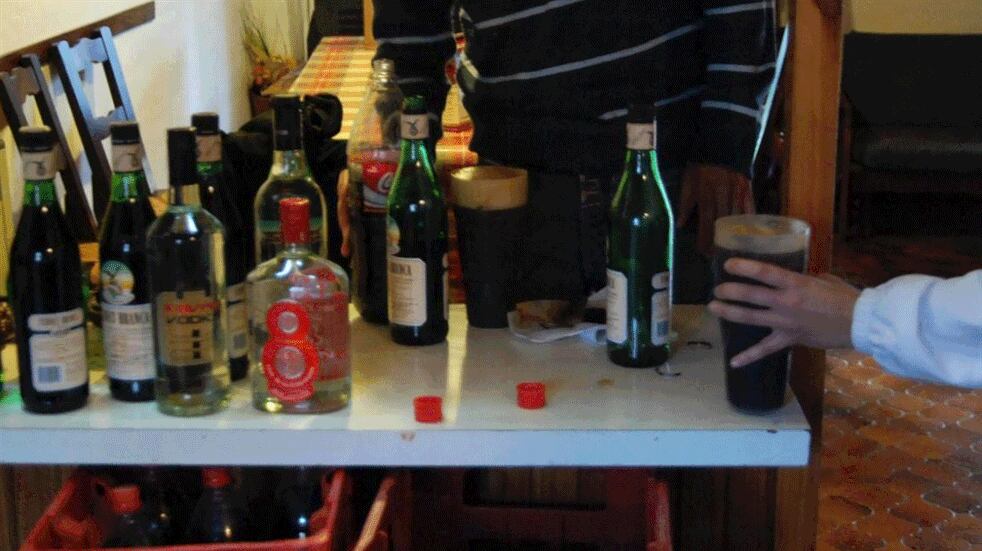 Fernet, cerveza y vodka están entre lo que los adolescentes más dicen consumir en sus salidas (La Voz).