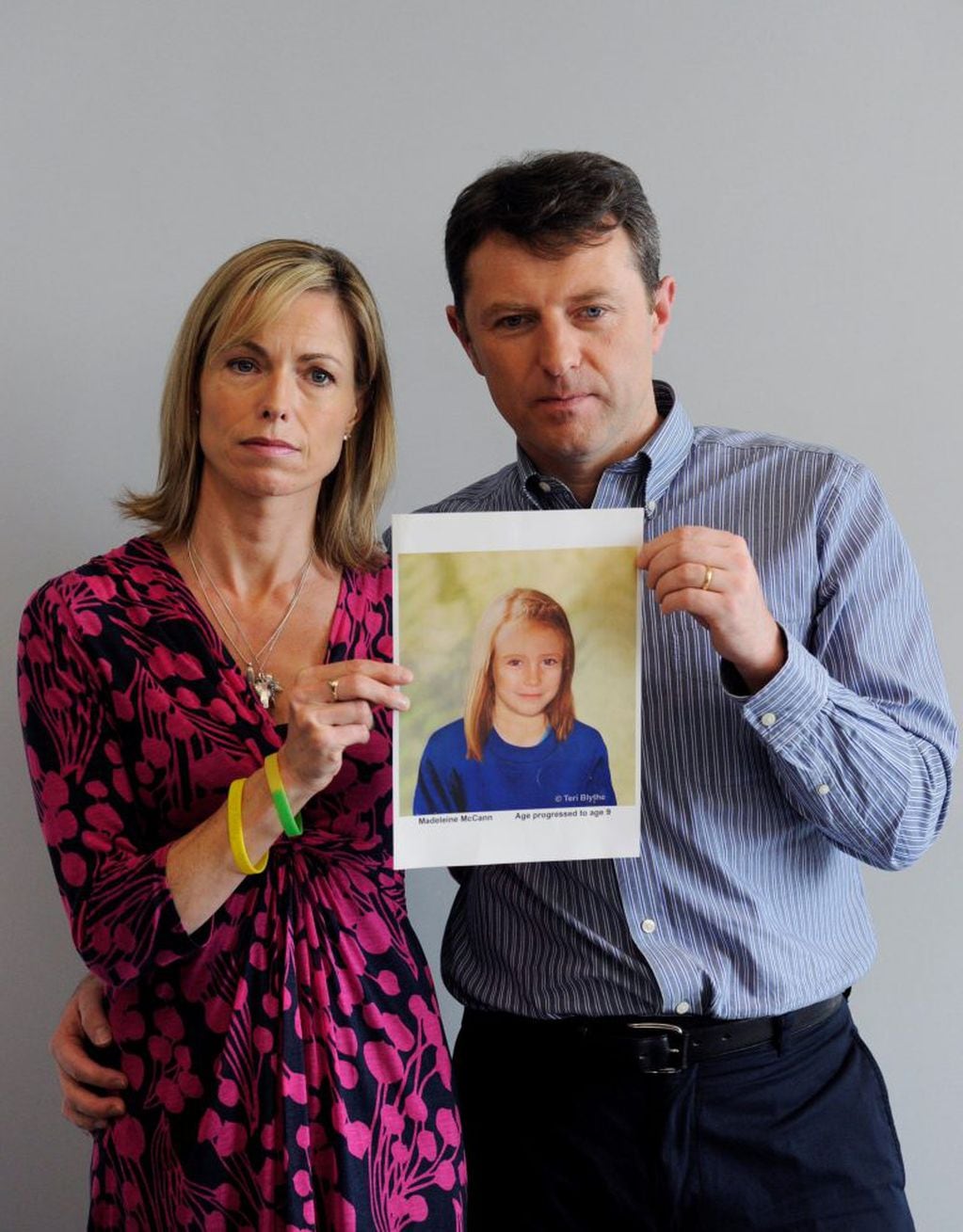 Una fotografía de archivo de 2012 muestra a Kate y Gerry McCann sosteniendo una imagen policial de cómo luciría su hija Madeleine, durante una conferencia de prensa por el el quinto aniversario de su desaparición. Crédito: EFE/EPA.