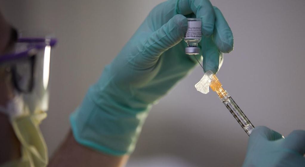 Una dosis de la vacuna contra el coronavirus desarrollada por Pfizer y BioNTech, (Foto: AP)