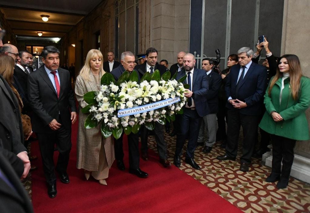 Se colocó una ofrenda floral en la tumba de Alberdi.