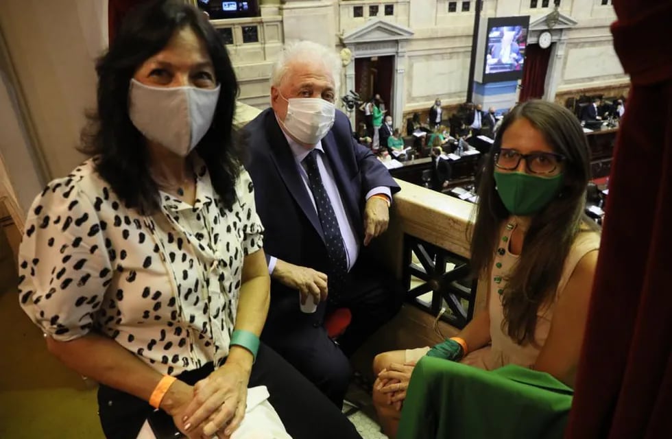 Elizabeth Gomez Alcorta, Vilma Ibarra y Ginés Gonzalez García siguen el debate sobre Interrupción Voluntaria del Embarazo en la Cámara de Diputados.