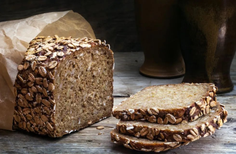 Pan integral con cereales. Imagen de archivo.