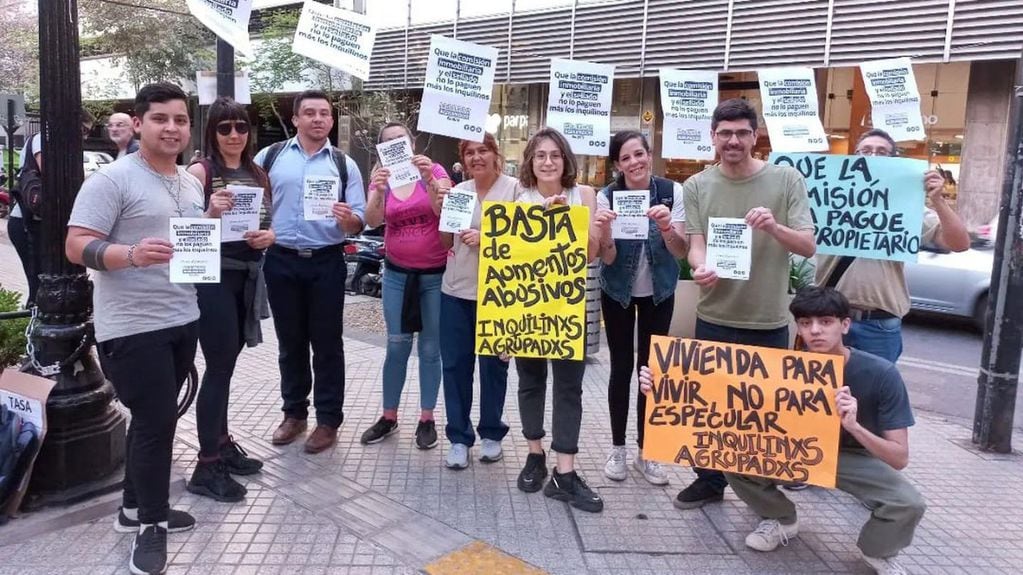 Un grupo de inquilinos protestó en CABA contra el alza en los precios de los alquileres y por la escasa oferta de viviendas.