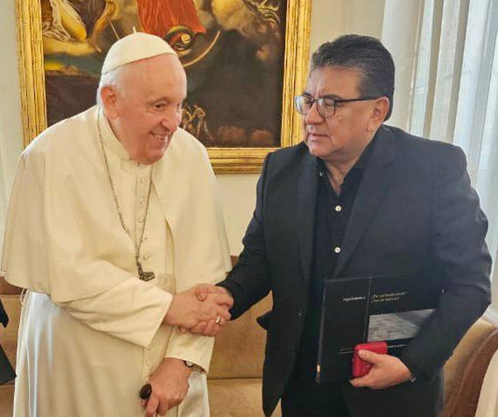 El titular de la UATRE, José Voytenco, saludó al papa Francisco en su visita al Vaticano.